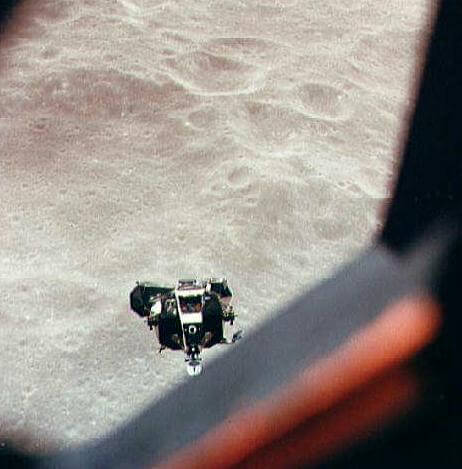 מודול הנחיתה של אפולו 10 (לא מאויש) לאחר שניתק ממודול הפיקוד והשירות. צילום: נאס"א