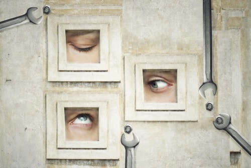 עיניים בתצוגת אמנות. איור: shutterstock
