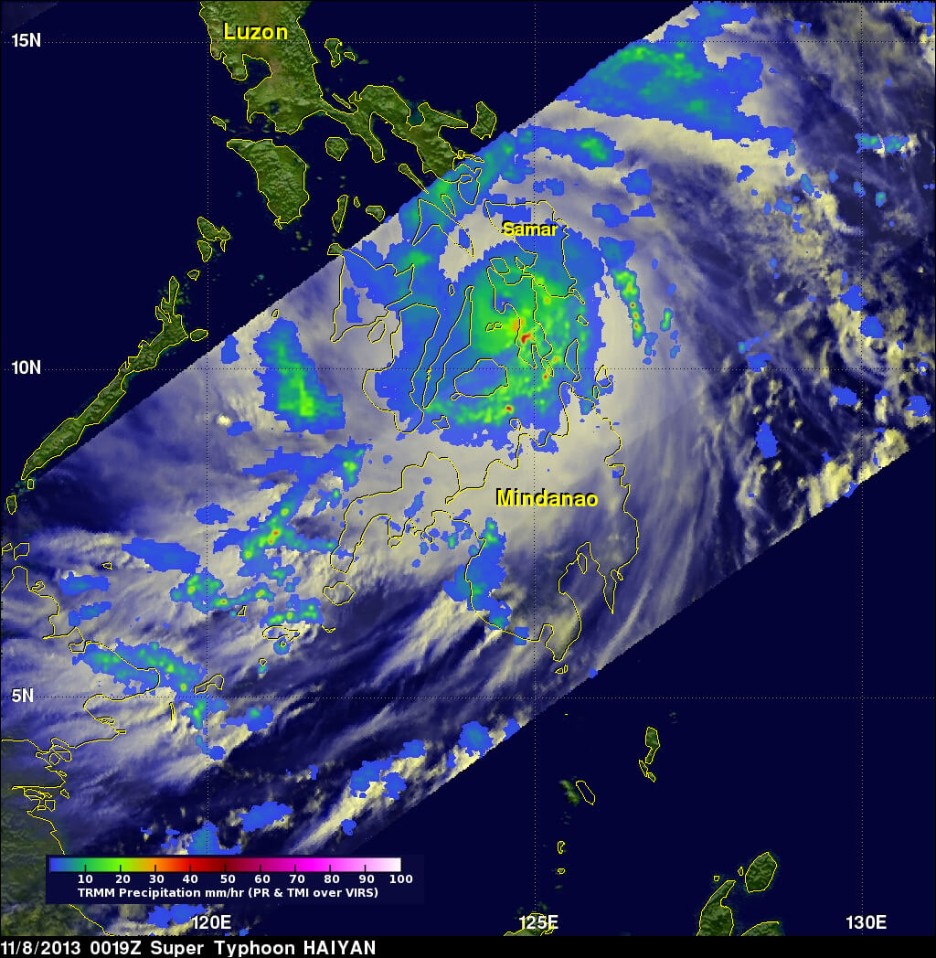כיתוב לתמונה: לוויין Tropical Rainfall Measuring Mission (TRMM) של נאס"א צילם באינפרה אדום ובגלי מיקרו את הסופה כאשר חצתה את האי לאייט במרכז הפיליפנים.
