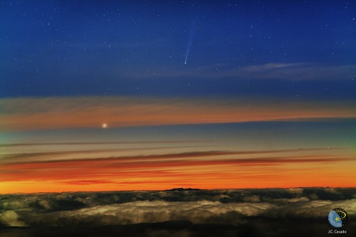 השביט אייסון והפלנטה "כוכב חמה" לפנות בוקר מעט לפני הזריחה בשמי האיים הקנאריים, ספרד. 