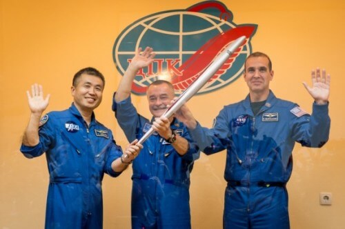 חברי הצוות ה-38/39 של תחנת החלל הבינלואמית קיוצ'י וואאקאטה, מיכאיל טיורין וריק מסטרצ'ו אוחזים בלפיד האולימפי לקראת משחקי החורף שיתקיימו בסוצ'י בשנת 2014. צילום מסך: NASA TV