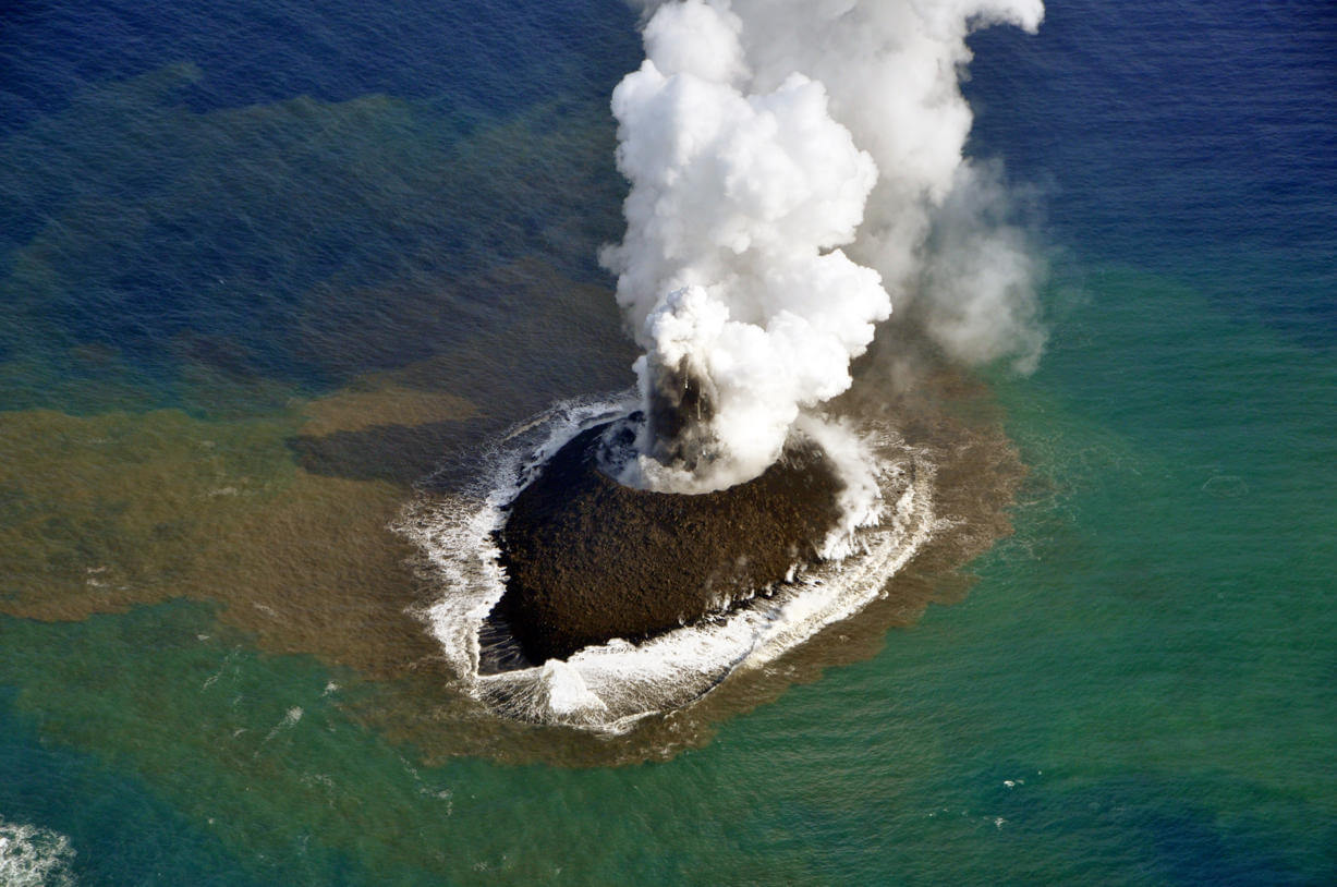 התפרצות הר הגעש התת ימי שבנתה אי חדש והאי הותיק הסמוך נישונישימה, 21 בנובמבר 2013, צילום: משמר החופים היפני.