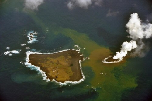 התפרצות געשית תת ימית יצרה אי חדש ליד חופי נישינושימה, אי קטן ולא מאויש בשרשרת איי אגאסווארה הדרומיים. התמונה צולמה ב-21 בנובמבר 2013 בידי משמר החופים היפני