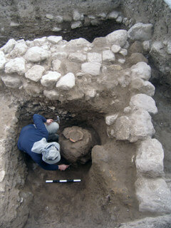 קנקן טיפוסי לתקופת הברונזה הקדומה. התגלה כשהוא קבור תחת רצפת מבנה. צילום: ד"ר רון בארי, באדיבות רשות העתיקות