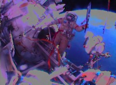 מצלמת הקסדה של הקוסמונאוט סרגיי ריאז'נסקי צילה את עמיתו אולג קוטוב מניף את הלפיד האולימפי מחוץ לתחנת החלל הבינלאומית במהלך הליכת החלל היום (שבת, 9/11/13). צילום: NASA TV