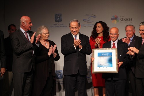 The Prime Minister and the Minister of Science present the award to Prof. Surya Farkash (Photo: Yoav Dudkevich)