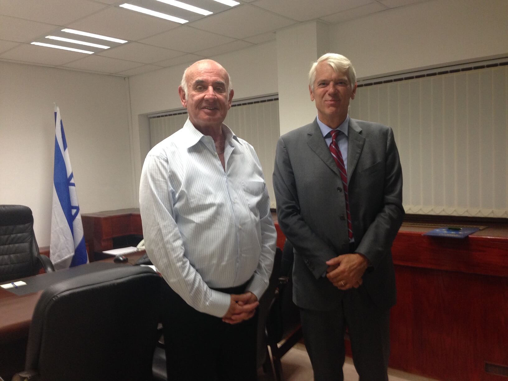 שר המדע יעקב פרי ושגריר האיחוד האירופי בישראל לארס פאברוג-אנדרסן, 7 בנובמבר 2013