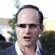אדם חובש משקפי "גוגל גלאס" בלוס אנגל'ס, מאי 2013. צילום: shutterstock