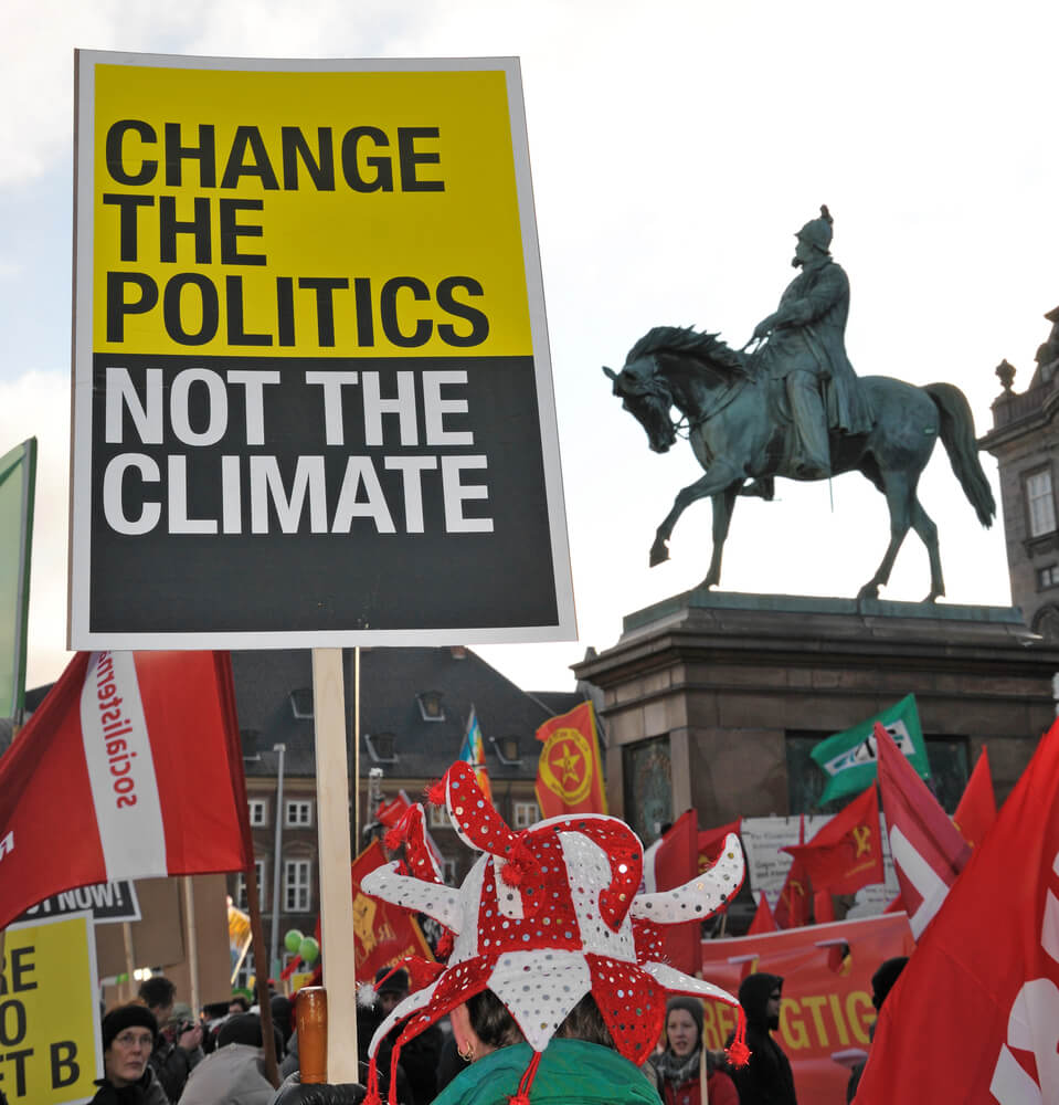 متظاهرون أمام مؤتمر المناخ في كوبنهاجن، ديسمبر 2009. الصورة: Piotr Wawrzyniuk / Shutterstock.com