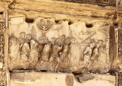 המנורה ופרטים נוספים שנבזזו מהמקדש בירושלים, כפי שתוארו בשער טיטוס ברומא. צילום: shutterstock