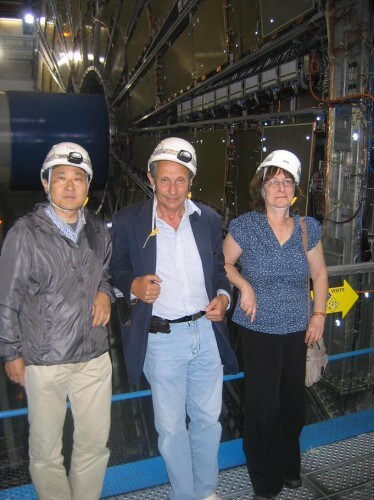 מימין: פרופ' שלומית טרם, פרופ' גיורא מיקנברג, פרופ' הירו יואסאקי מיפן על רקע החיישנים במתקן אטלס ב-CERN שרובם יוצרו בישראל ומקצתם ביפן. (צילום: אבי בליזובסקי, יולי 2008)
