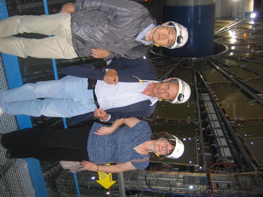 מימין: פרופ' שלומית טרם, פרופ' גיורא מיקנברג, פרופ' הירו יואסאקי מיפן על רקע החיישנים במתקן אטלס ב-CERN שרובם יוצרו בישראל ומקצתם ביפן. (צילום: אבי בליזובסקי, יולי 2008)