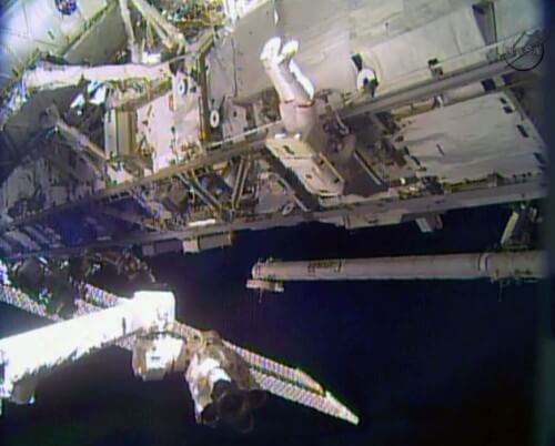 האסטרונאוט ריק מאסטרקיו עובד מחוץ לתחנת החלל הבינלאומית במהלך הראשונה בסדרה של הליכות חלל להחלפת מודול משאבת אמוניה מקולקלת. צילום: הטלוויזיה של נאס"א