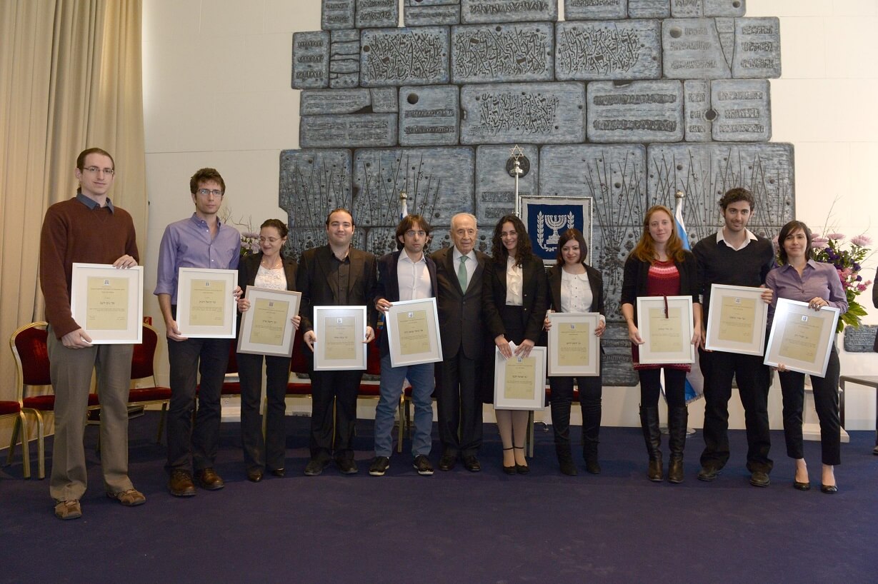 President Shimon Peres and the winners of the brain research scholarships. Photo: Mark Neiman/L.A.M
