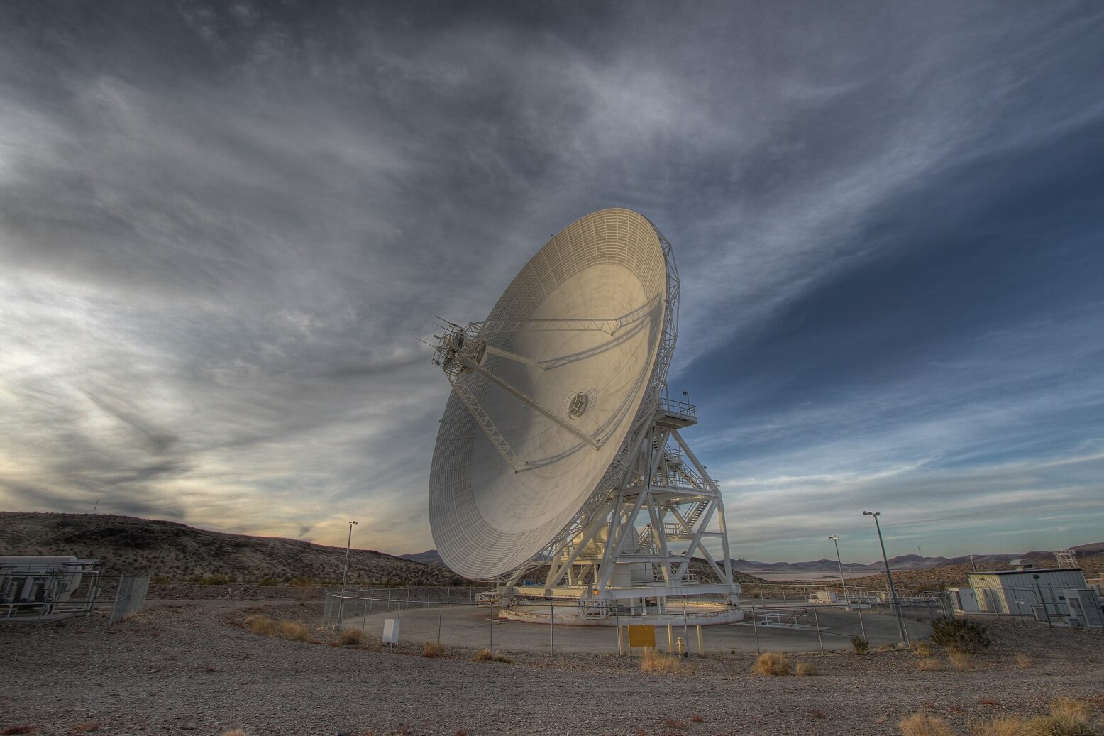 The 34-meter diameter radio telescope at NASA's Global Space Network's Goldstone Center in Florida tracks a spacecraft as it comes into its line of sight. Photo: JPL