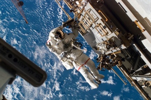 ريك ماسترازيو في مهمة سير في الفضاء في المهمة STS-118. الصورة: ناسا