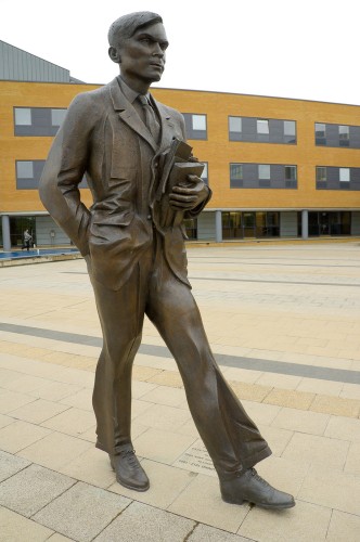 פסל המציג את אלן טיורינג בקמפוס אוניברסיטת סורי בבריטניה. צילום: shutterstock