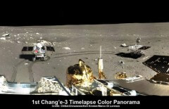 מקטע מתוך תמונה פנורמית שצילמה נחתת הירח שנג'ה 3 בה נראה הרכב הרובוטי יוטו בשני מיקומים שונים במהלך מסעו על אדמת הירח באיזור אתר הנחיתה בין 15-18 לדצמבר 2013. צילום: CNSA/Chinanews/Ken Kremer/Marco Di Lorenzo. מדובר בצילום פנורמי בקפיצות זמן מראה את הרכב הרובוטי הירחי של סין יוטו חוצה את קרקע הירח בשבוע הראשון לאחר שירד על ששת גלגליו אל מישורי הירח. התמונה הורכבה מצילומי סטילס ששידרה סוכנות החל הסינית באתרים בשפה הסינית. ב-25 בינואר , חודש וקצת לאחר צילום תמונות אלה התגלתה תקלה ביוטו. התמונה באדיבות אתר universe today