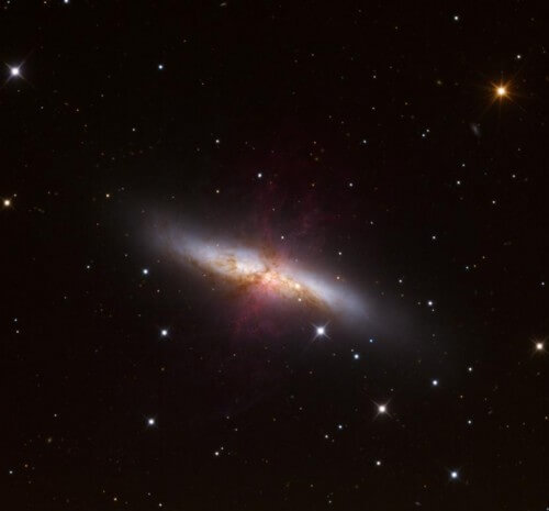 المجرة M82 والمستعر الأعظم الجديد. الصورة: مرصد الليمون في ولاية أريزونا.
