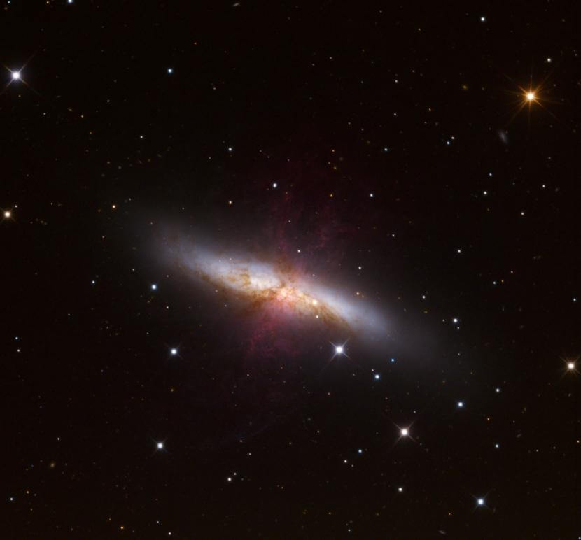 הגלקסיה M82 והסופרנובה החדשה. צילום: מצפה הכוכבים למון באריזונה.