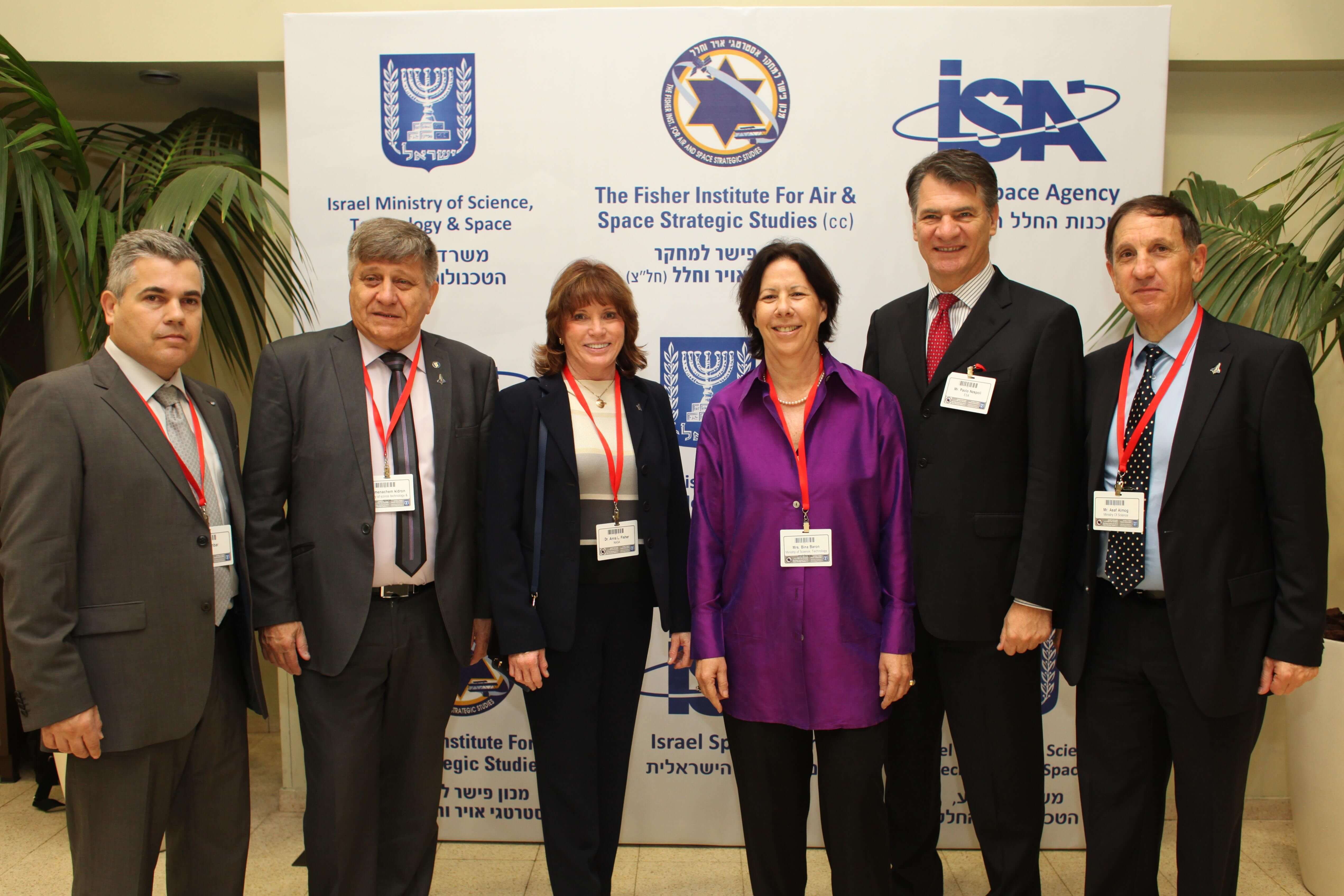 Right: Asaf Agmon, head of the Fisher Institute; Paolo Nespoli, an astronaut from the European Space Agency; Bina Bar-On, Director General of the Ministry of Science; Anna Fisher, Astronaut from NASA; Menachem Kidron, Director of the Israel Space Agency; Vetal Inbar from the Fisher Institute. Photo: Yoav Ari Dudkewitz.