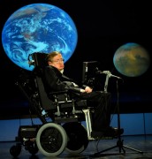 פרופ' סטיבן הוקינג בהרצאה בנאס"א, 2008. צילום: NASA. מתוך ויקיפדיה