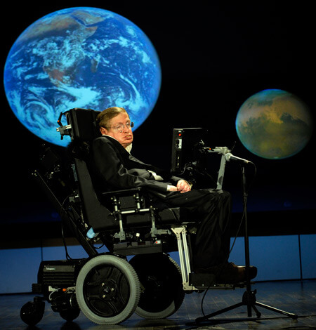 פרופ' סטיבן הוקינג בהרצאה בנאס"א, 2008. צילום: NASA. מתוך ויקיפדיה