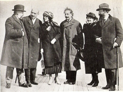 ألبرت أينشتاين، حاييم وايزمان، الرئيس الأول (من اليسار) مناحيم أوشيسكين في اجتماع عام 1921. من ويكيبيديا
