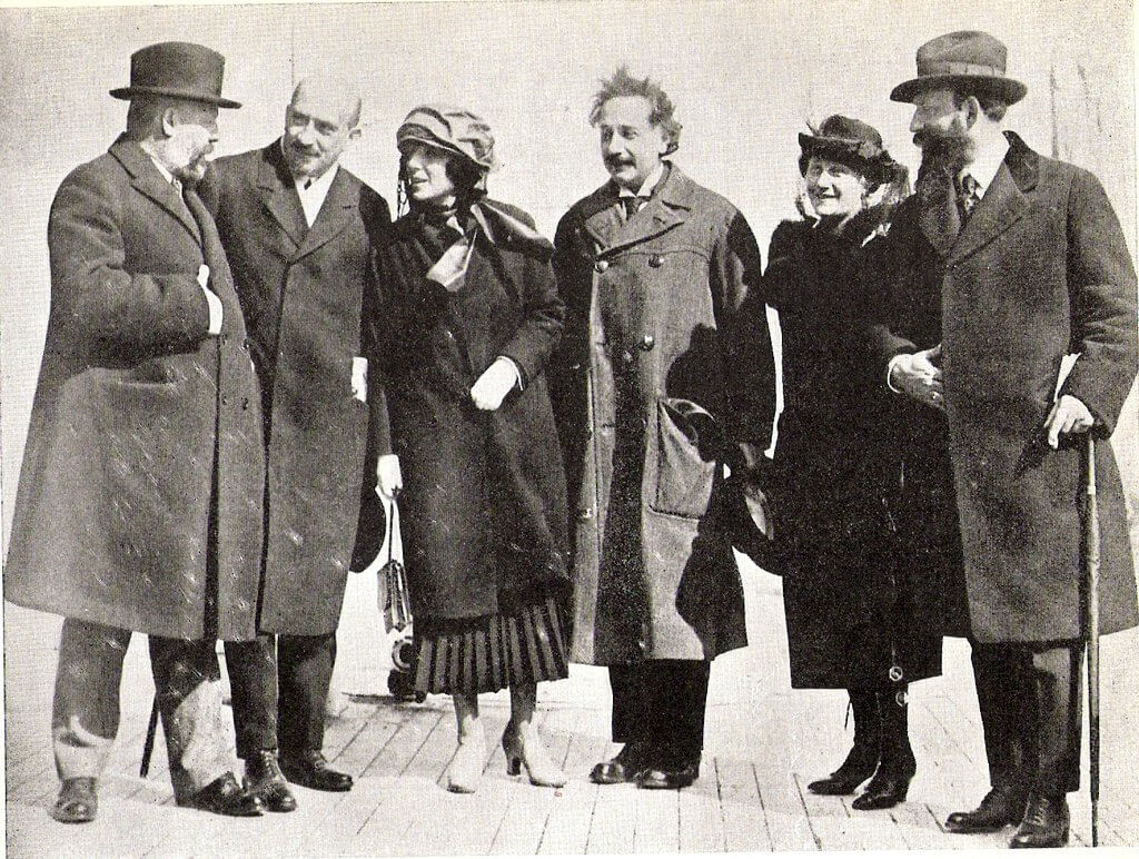 אלברט איינשטיין, חיים ויצמן לימים הנשיא הראשון (משמאל) מנחם אושיסקין במפגש בשנת 1921. מתוך ויקיפדיה