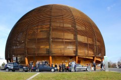טקס קבלת ישראל כמדינה חברה ב-CERN שנערך בז'נבה, 15/1/1013. צילום: פרופ' עילם גרוס, מכון ויצמן ששימש ראש קבוצת חיפוש ההיגס במתקן אטלס בעת התגלית ב-2012