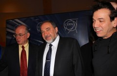 טקס קבלת ישראל כמדינה חברה ב-CERN שנערך בז'נבה, 15/1/1013. צילום: פרופ' עילם גרוס, מכון ויצמן ששימש ראש קבוצת חיפוש ההיגס במתקן אטלס בעת התגלית ב-2012