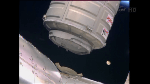 החללית סיגנוס מתקרבת לתחנת החלל הבינלאומית, 9/1/14. צילום: NASA TV
