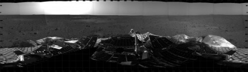 לפני עשר שנים: ספיריט נוחת על מאדים. תמונת תצרף זו צולמה ב-4 בינואר 2004 בידי מצלמת הניווט של הרכב ספיריט ובה נראה צילום פנורמי של הרכב ופני מאדים. צילום: נאס"א/JPL