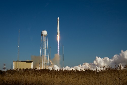  שיגור המראת טיל אנטרס של חברת אוריבטל סיינסס ב-9 בינואר 2014 מכן השיגור במרכז החלל וואלופס, וירג'יניה במשימת אספקה לתחנת החלל הבינלאומית בחללית סיגנוס. צילום: נאס"א