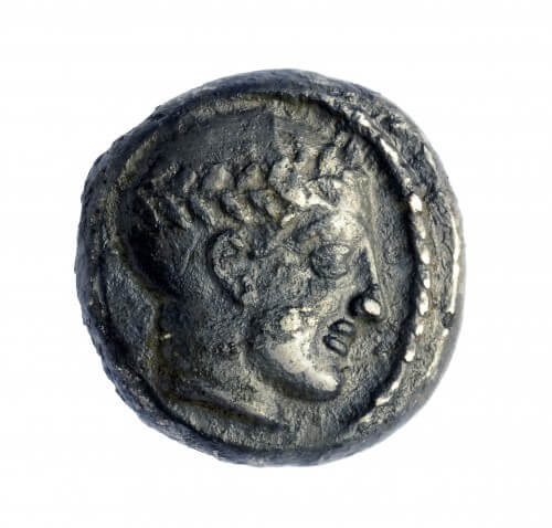 عملة معدنية من عهد الملك أنطيوخس الثالث. تصوير: كلارا عميت، بإذن من الآثار