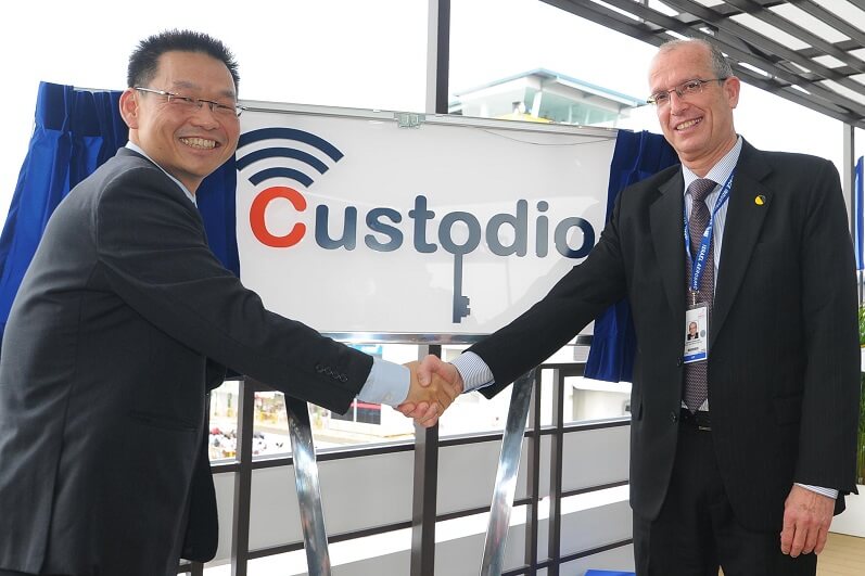 Yossi Weiss, CEO of IAI, and Mr. Yeoh Keat Chuan, CEO of EDB, at the launch ceremony of an R&D center in the field of cyber early warning in Singapore.