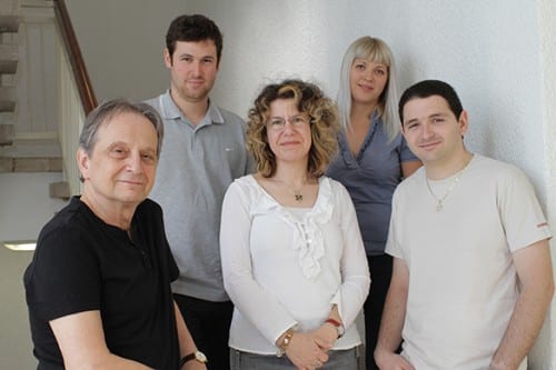 From the right: Benny Shapiro, Dr. Nancy Gebert and Prof. Avri Ben-Zev. Standing behind: Anna Shoab and Gal Haz. "The Good Hero". Photo: Weizmann Institute