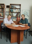 מימין: דוד גלבוואסר-קלימובסקי ופרופ' גרשון קוריצקי. אפקט קוונטי