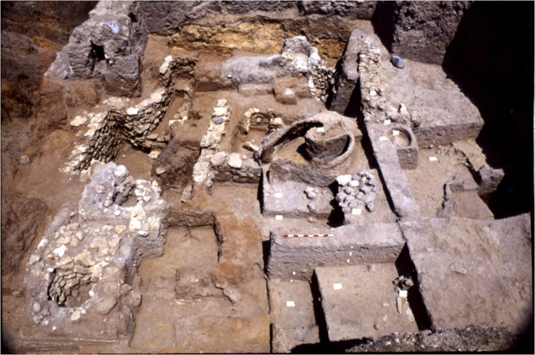 منطقة صناعية على مرتفعات التل من نهاية القرن الثالث عشر قبل الميلاد – دليل على عمليات التحضر المتسارعة خلال هذه الفترة. الصورة: جامعة حيفا