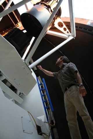 ד"ר סטיבן קלר מהאוניברסיטה הלאומית האוסטרלית ליד טלסקופ Skymapper. צילום: ANU