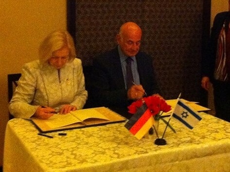 Minister of Science Jacob Perry with the German Minister of Education and Research Prof. Johanna Wanke at the signing ceremony of the agreement, 25/2/14