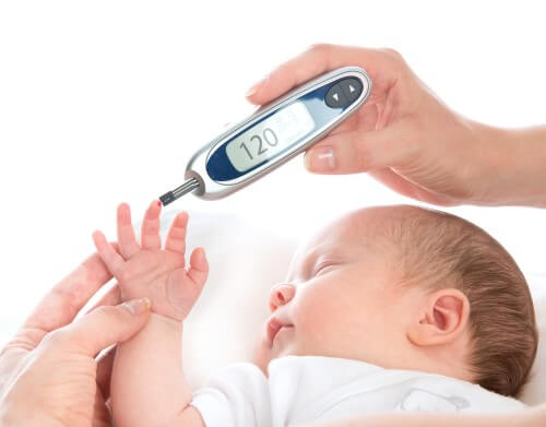 Measuring blood sugar for a type 1 diabetic baby. Photo: shutterstock Sugar for a type 1 diabetic baby. Photo: 150699080