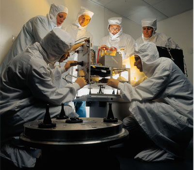 סטודנטים וחוקרים בטכניון בעת בנית לווין הטכניון “גורווין טכסאט”.