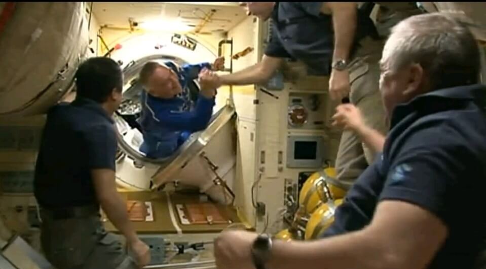 أعضاء الطاقم الـ 39 لمحطة الفضاء الدولية يصلون إلى المحطة في 27/3/14. الصورة: تلفزيون ناسا