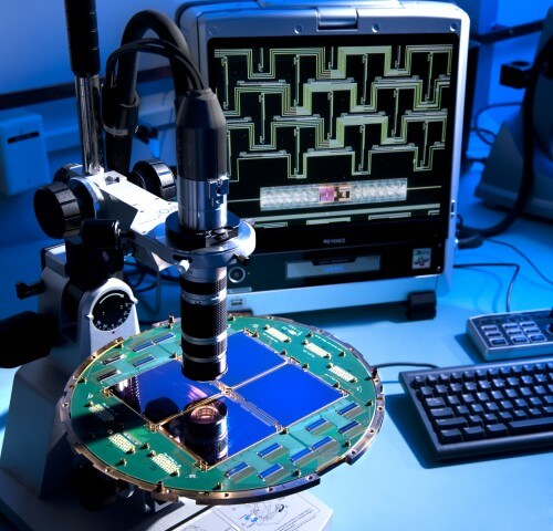  BICEP2 משתמש במערך ייעודי של גלאים מוליכי על כדי לקלוט אור מקוטב שיצא לדרכו לפני מיליארדי שנים. מערך הגלאים, הנראה בתמונה בהגדלה תחת מיקרוסקופ משתמש בשיטות של מיקרו ליתוגרפיה ומיקרו מכאניקה שפותחו עבור המכשיר. צילום:NASA/JPL-Caltech