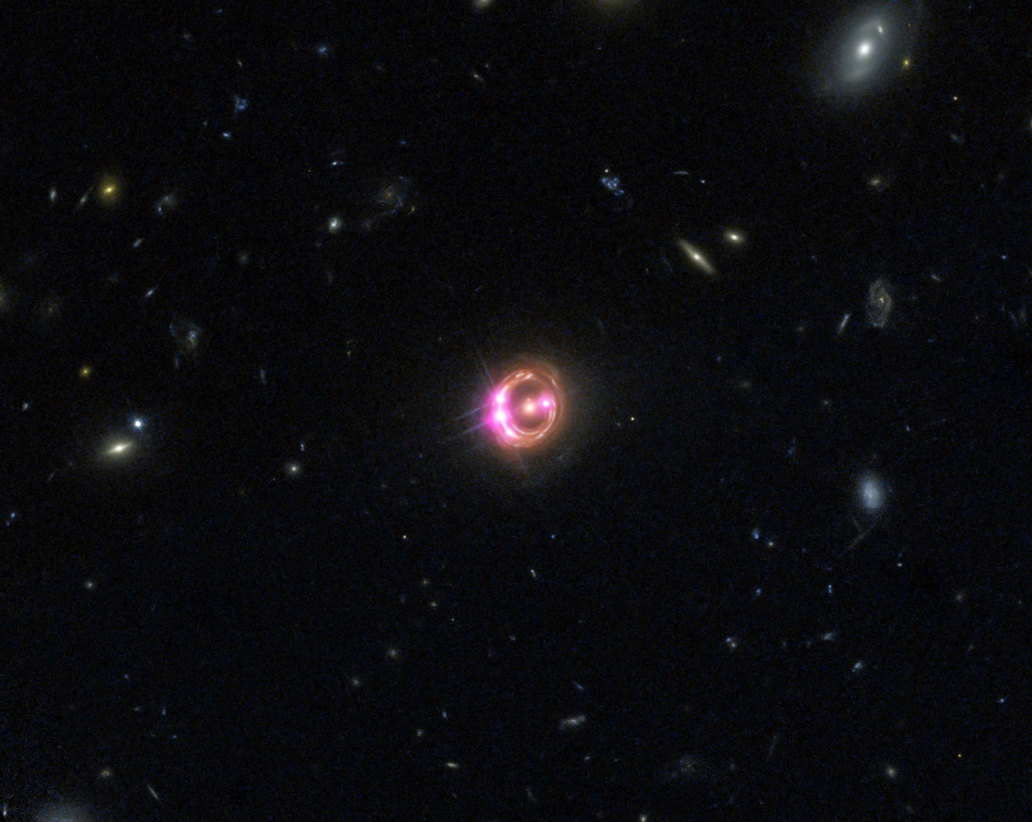 Combining separate observations of the Hubble space telescopes in visible light, and Chandra and Newton in X-radiation on the same quasar made it possible to distinguish more details. X-ray image: NASA/CXC/University of Michigan RCReis et al. Optical NASA/Space Telescope Science Institute