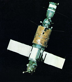 החללית סויוז 31 מחוברת למעבדת החלל סוליוט 6. צילום: סוכנות החלל של ברית המועצות