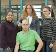 מימין: מריה פוזשי לוי, ד"ר מיכל שרון, ישי לוין וגילי בן-ניסן. גמישות. צילום: מכון ויצמן