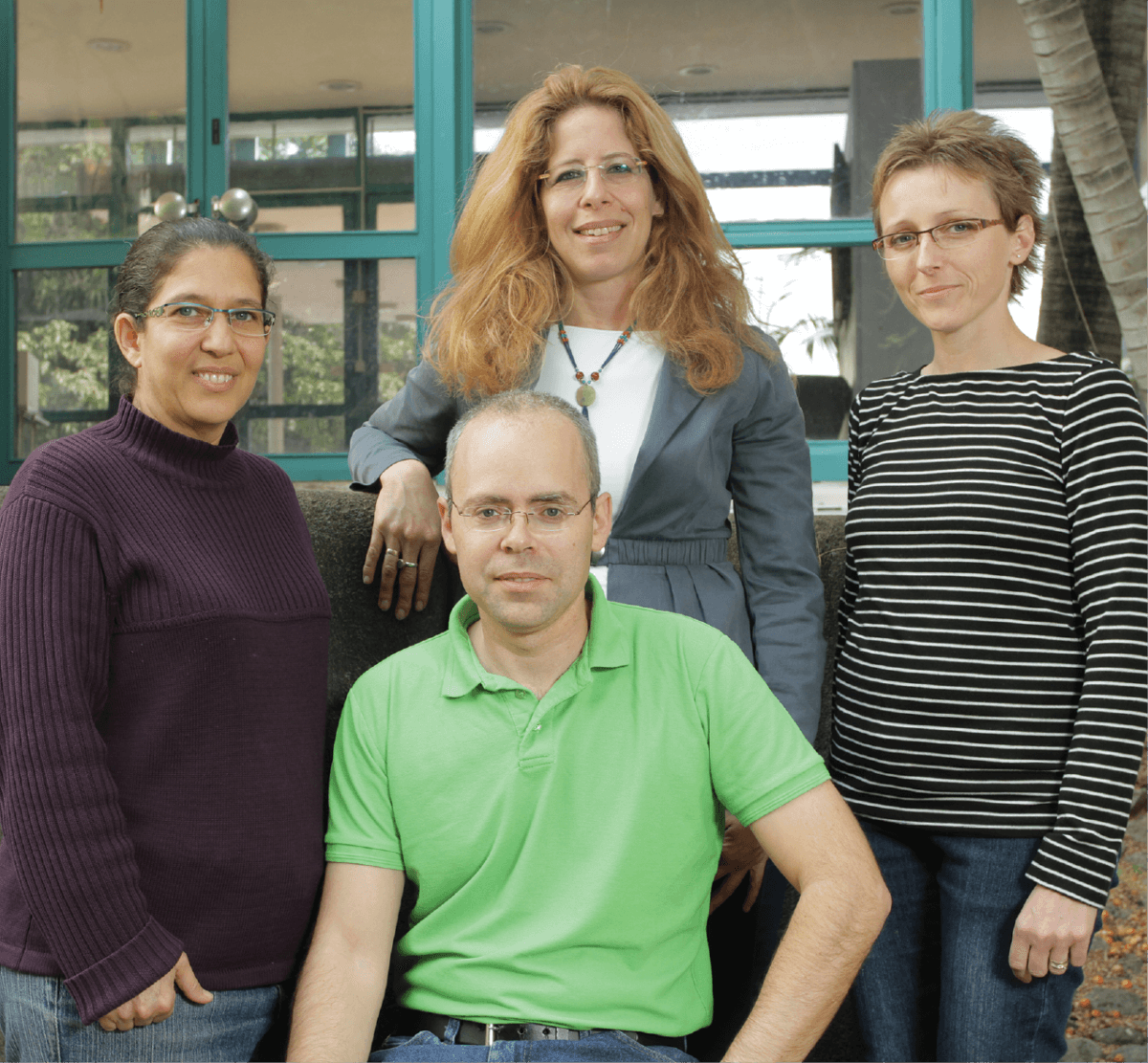على اليمين: ماريا بوزشي ليفي، د.ميشال شارون، يشاي ليفين، وجيلي بن نيسان، المرونة، تصوير: معهد وايزمان.