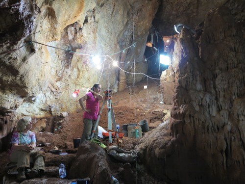 החפירות במערת מנות. צילום: ברידג'יט אלכס